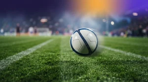 Fußball in der Luft über dem Rasen eines Sportplatzes